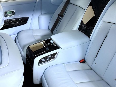 Used 2024 Rolls-Royce Phantom Sedan image 28