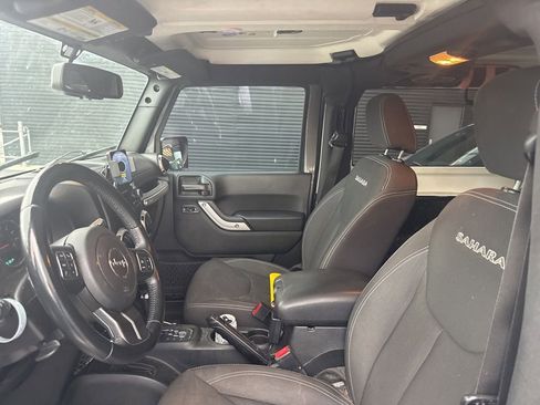 Used 2018 Jeep Wrangler Sahara w/ Connectivity Group AWD/4WD image 5