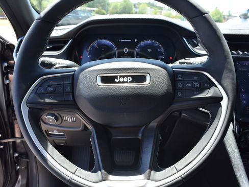 New 2025 Jeep Grand Cherokee Limited w/ Luxury Tech Group II RWD image 13