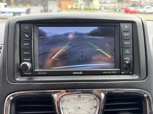 Used 2016 Chrysler Town & Country Touring FWD image 30