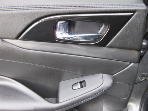 Used 2017 Nissan Maxima SR image 22