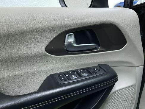 Used 2022 Chrysler Voyager LX image 15