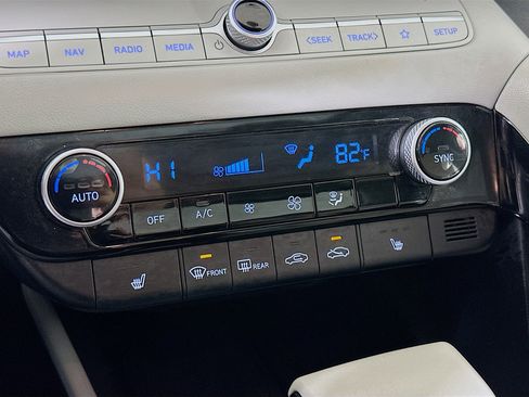 Certified 2024 Hyundai Elantra Limited image 16