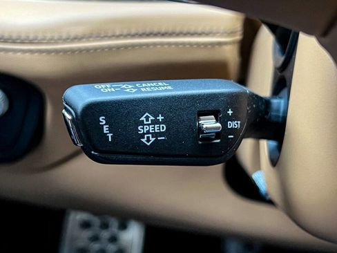 Used 2017 Bentley Bentayga image 43