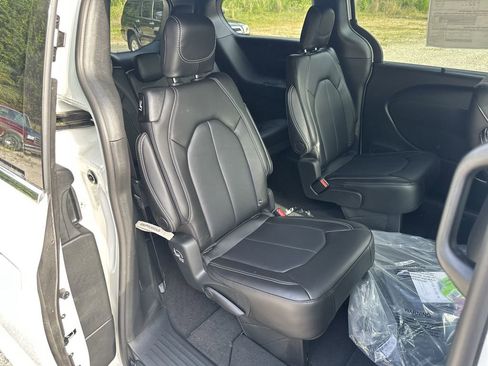 New 2026 Chrysler Pacifica Select FWD image 15