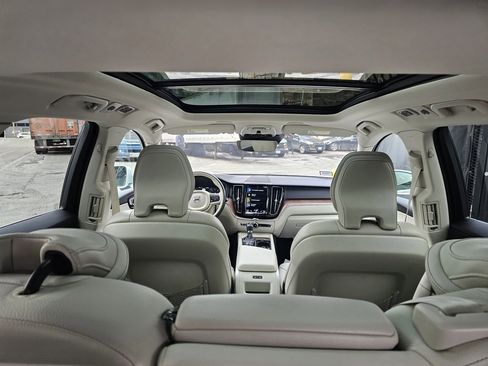 Used 2021 Volvo XC60 T5 Momentum image 8