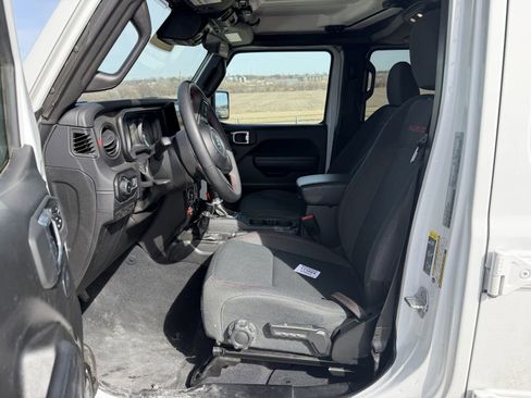Used 2025 Jeep Wrangler Rubicon image 3