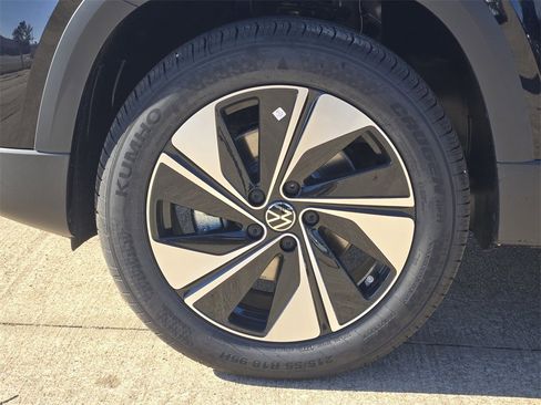 New 2026 Volkswagen Taos SE image 10