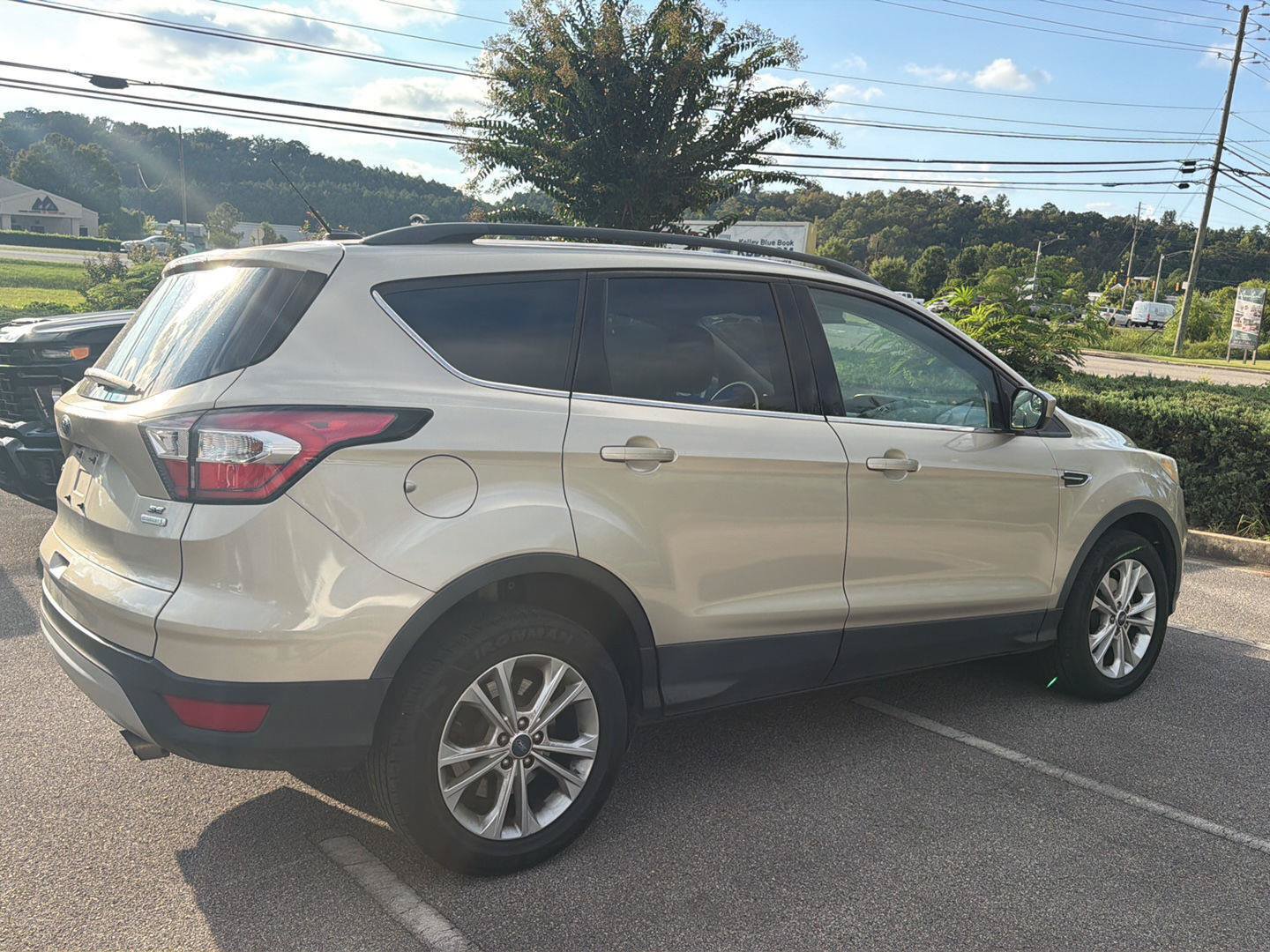 Used 2018 Ford Escape SE FWD image 3