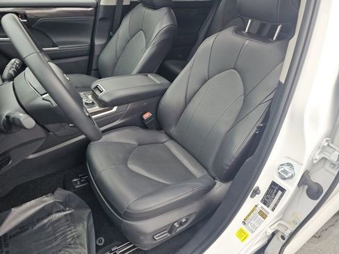 Used 2025 Toyota Highlander Limited AWD/4WD image 8
