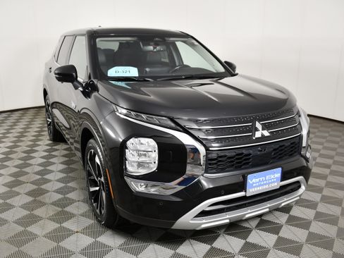 Used 2024 Mitsubishi Outlander SE AWD/4WD image 3