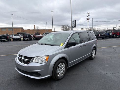 Used 2020 Dodge Grand Caravan SE image 4