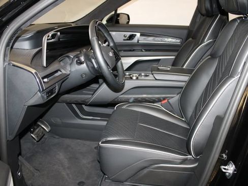 Certified 2026 Cadillac Vistiq Platinum w/ LPO, Floor Liner Package AWD/4WD image 8
