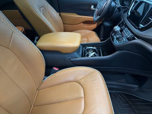 Used 2021 Chrysler Pacifica Pinnacle FWD image 30
