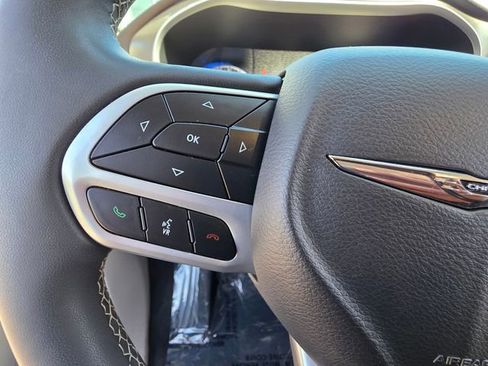 Used 2024 Chrysler Pacifica Touring-L FWD image 12