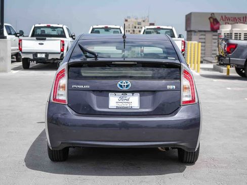 Used 2015 Toyota Prius Two w/ Preferred Accessory Package FWD image 7