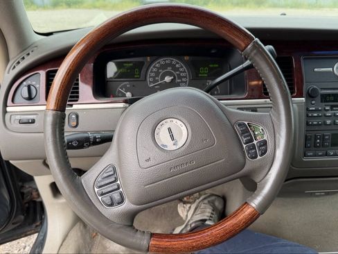 Used 2003 Lincoln Town Car Signature RWD image 31