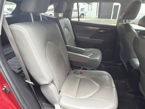 Used 2022 Toyota Highlander Platinum AWD/4WD image 29