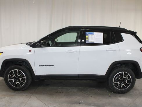 Used 2025 Jeep Compass Trailhawk image 6