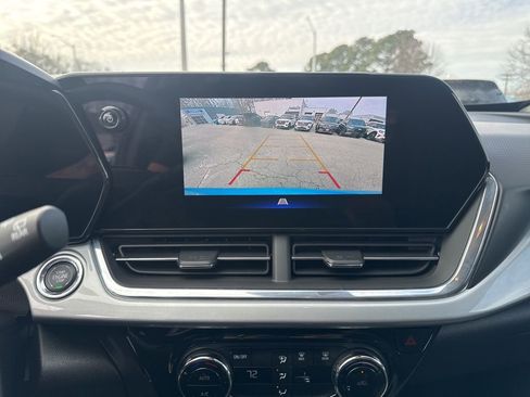 Used 2025 Chevrolet Trax LT image 17
