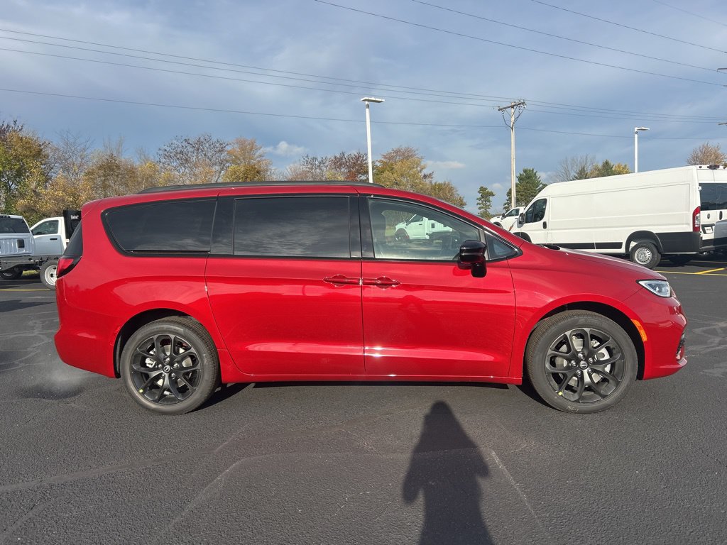 New 2026 Chrysler Pacifica Limited w/ S Appearance Package AWD/4WD image 8