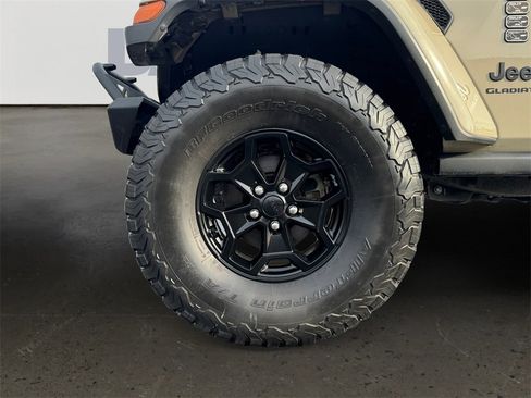 Used 2022 Jeep Gladiator Willys image 10