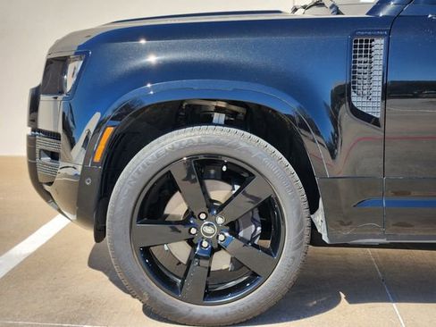 Used 2025 Land Rover Defender 130 X-Dynamic SE image 9