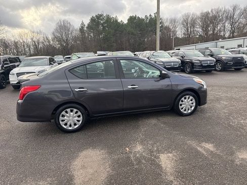 Used 2015 Nissan Versa SV image 9