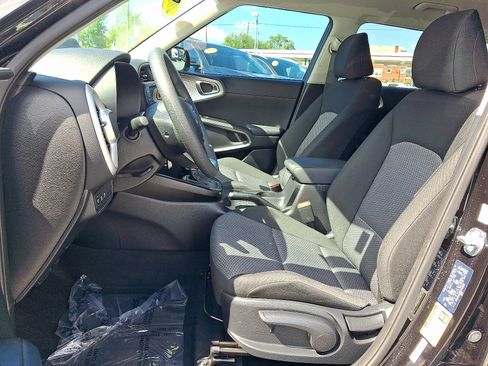 Used 2025 Kia Soul LX w/ LX Technology Package FWD image 16
