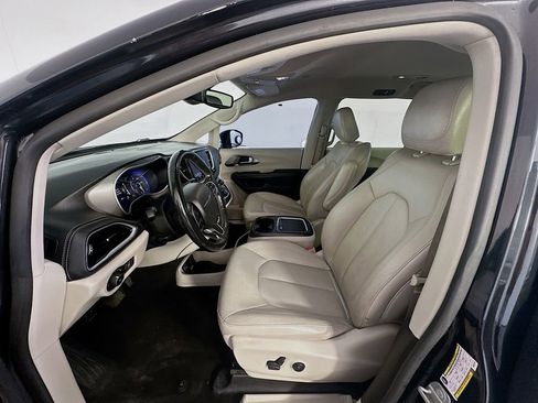 Used 2021 Chrysler Pacifica Touring-L image 20