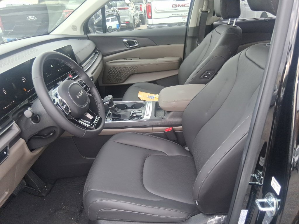 Certified 2026 Kia Carnival FWD image 8