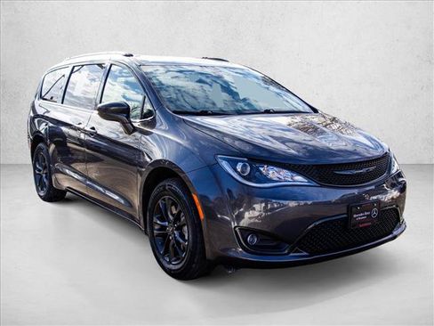 Used 2020 Chrysler Pacifica Touring-L image 3