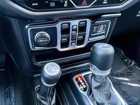 Used 2025 Jeep Wrangler Unlimited Sahara AWD/4WD image 12