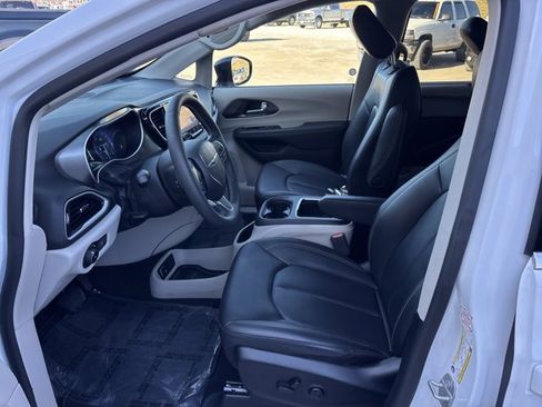 Used 2024 Chrysler Pacifica Touring-L image 16