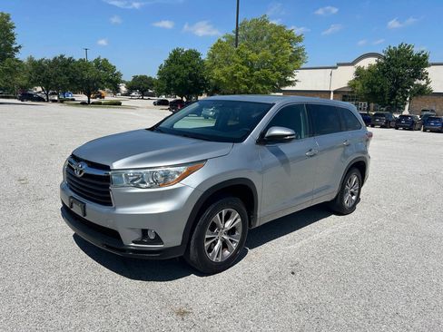 Used 2015 Toyota Highlander Plus FWD image 1