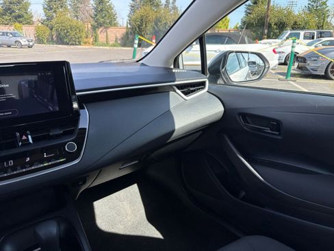 Used 2025 Toyota Corolla LE image 33