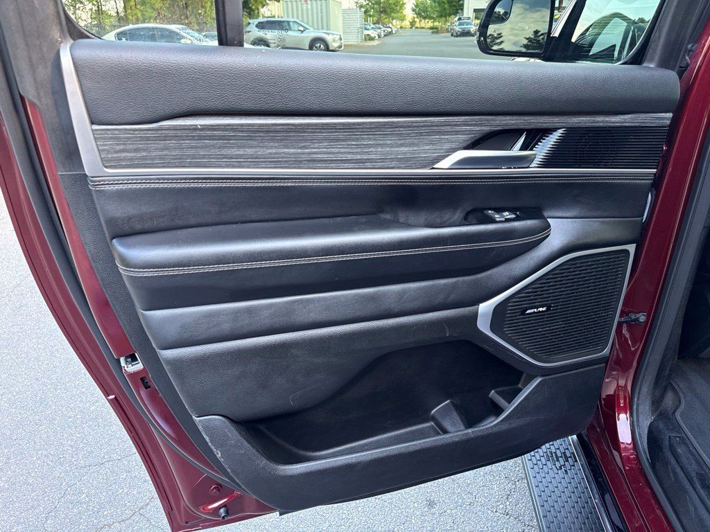 Used 2024 Jeep Wagoneer L Series II w/ Flexible Seating Group AWD/4WD image 30