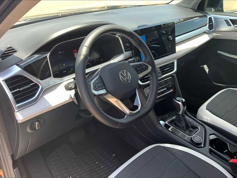 Used 2025 Volkswagen Taos SE image 8