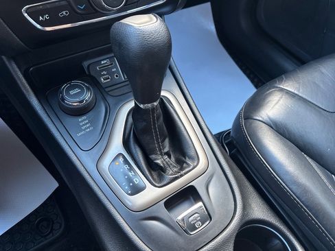 Used 2017 Jeep Cherokee Latitude w/ Comfort/Convenience Group image 40