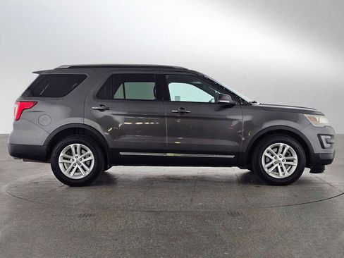 Used 2016 Ford Explorer XLT w/ Equipment Group 202A image 2