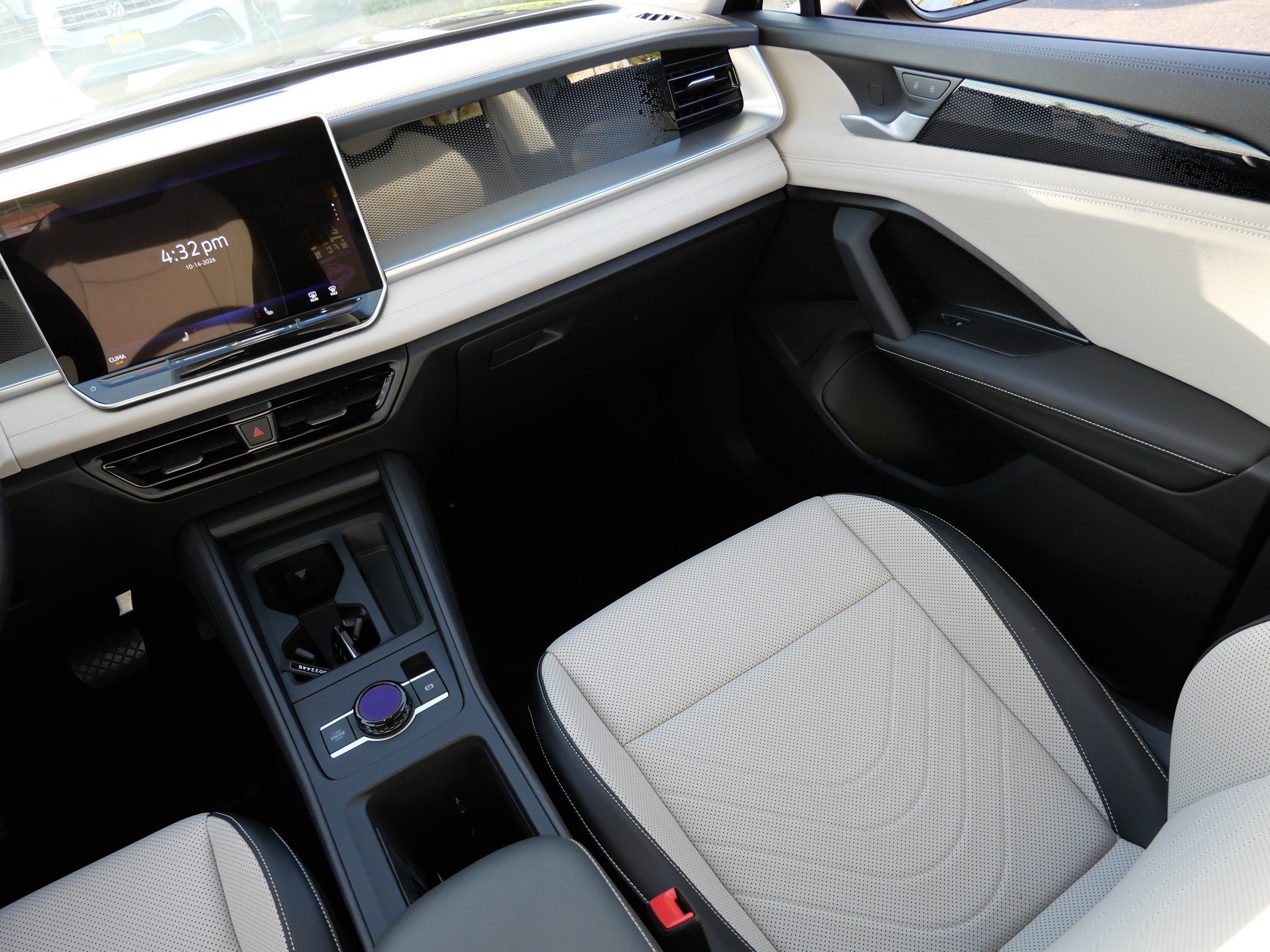 Certified 2025 Volkswagen Tiguan SE AWD/4WD image 11