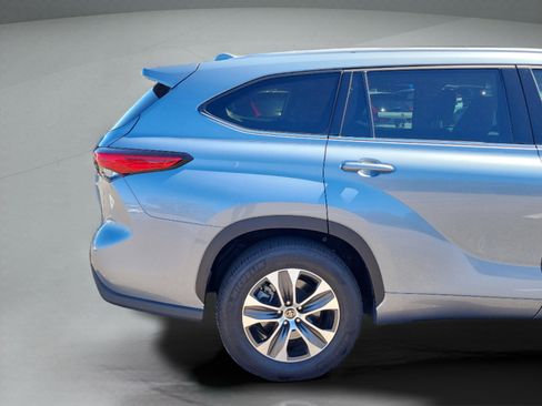 Used 2022 Toyota Highlander XLE image 7