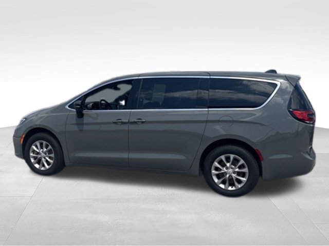 Used 2025 Chrysler Pacifica Select AWD/4WD image 13