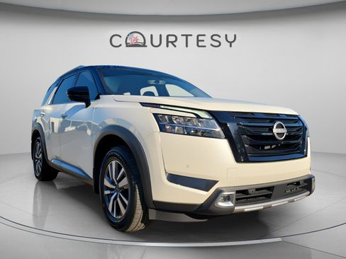 Certified 2024 Nissan Pathfinder SL image 6