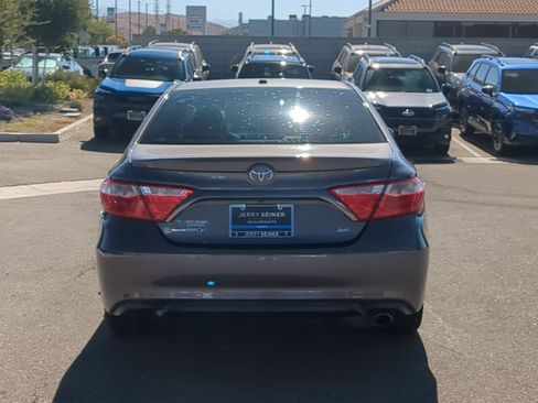 Used 2016 Toyota Camry SE w/ Moonroof Package FWD image 4