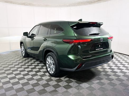 Used 2024 Toyota Highlander Limited FWD image 5