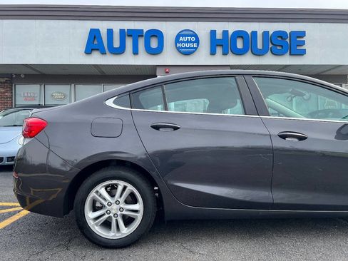 Used 2017 Chevrolet Cruze LT image 38