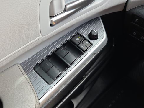 Used 2025 Toyota Sienna XLE FWD image 20