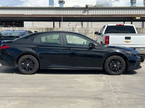 Used 2025 Toyota Camry SE image 9