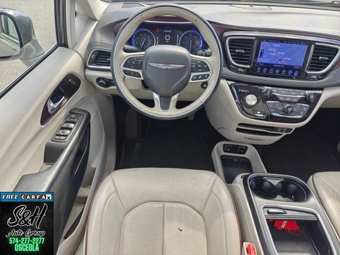 Used 2017 Chrysler Pacifica Limited w/ Advanced Safetytec Group FWD image 4